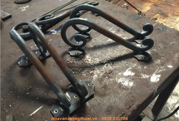 Tay nắm cửa sắt uốn mỹ thuật TNC-003