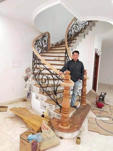 khach-hang-thi-cong-cau-thang (2)