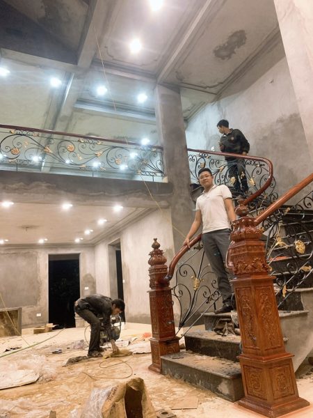 khach-hang-thi-cong-cau-thang (3)