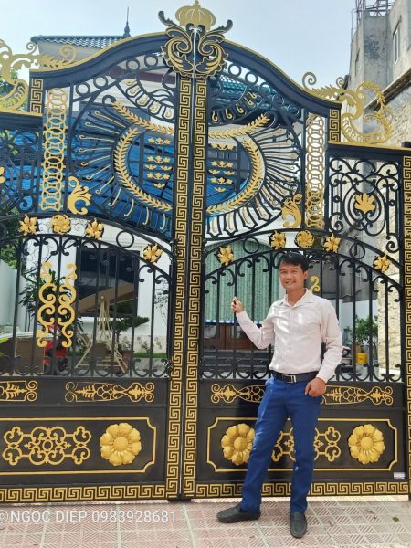 khach-hang-thi-cong-cong-sat (1)