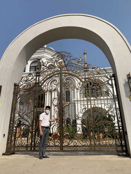 khach-hang-thi-cong-cong-sat (2)