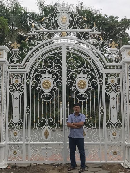 khach-hang-thi-cong-cong-sat (4)