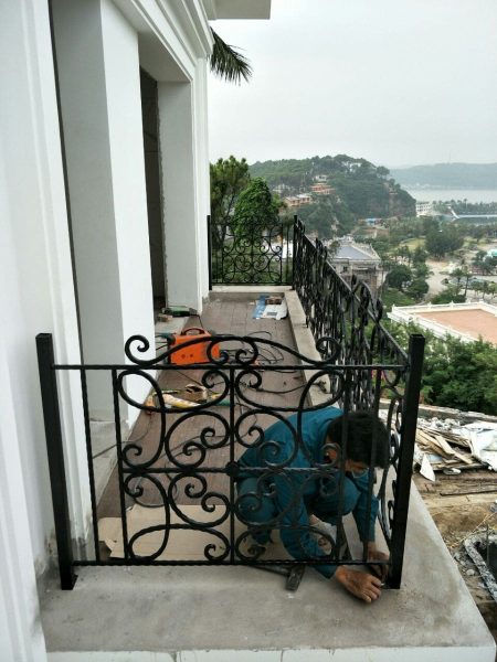 thi-cong-ban-cong-sat-my-thuat (1)