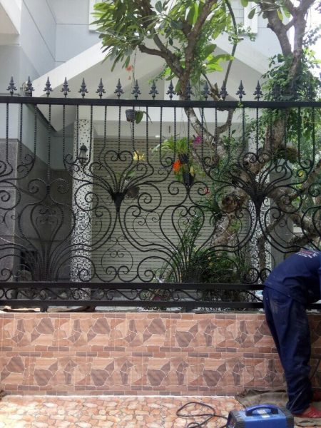 thi-cong-hang-rao-sat-my-thuat (2)